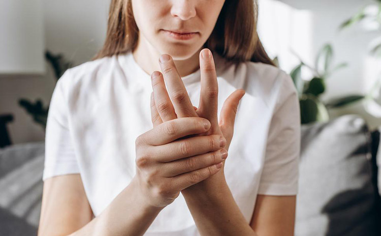 更年期に発症する「指の関節が痛い」について症状や対処法を専門家がわかりやすく解説 – PURAVIDA